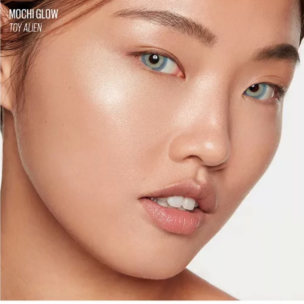 Mochi Glow Bouncy Highlighter - Pink and Green - Picture 4 of 6
